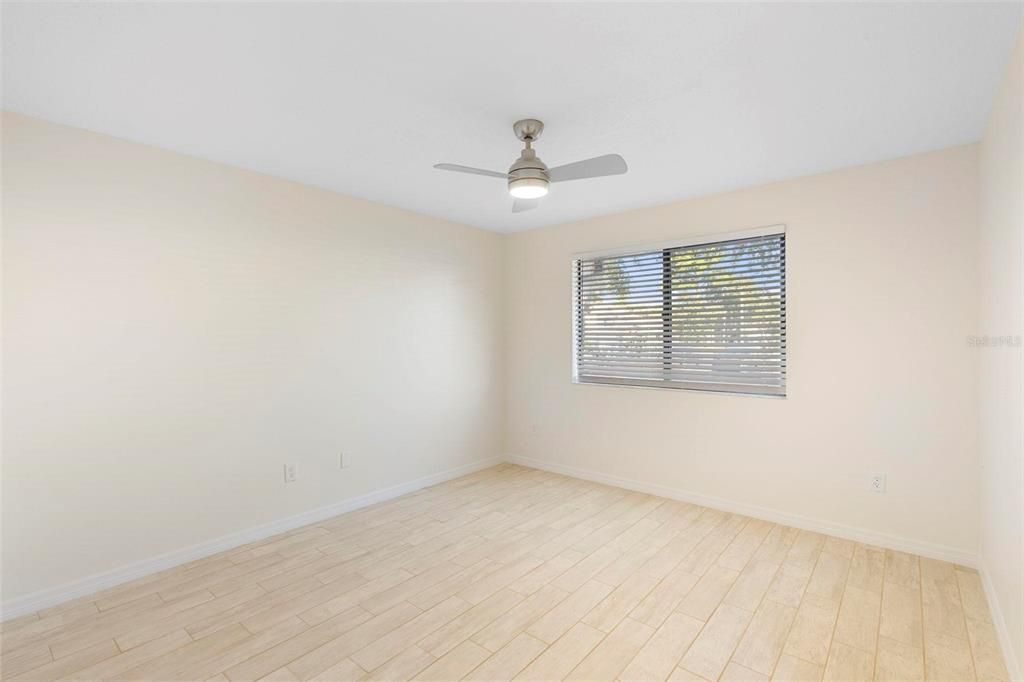 For Sale: $205,000 (2 beds, 2 baths, 992 Square Feet)