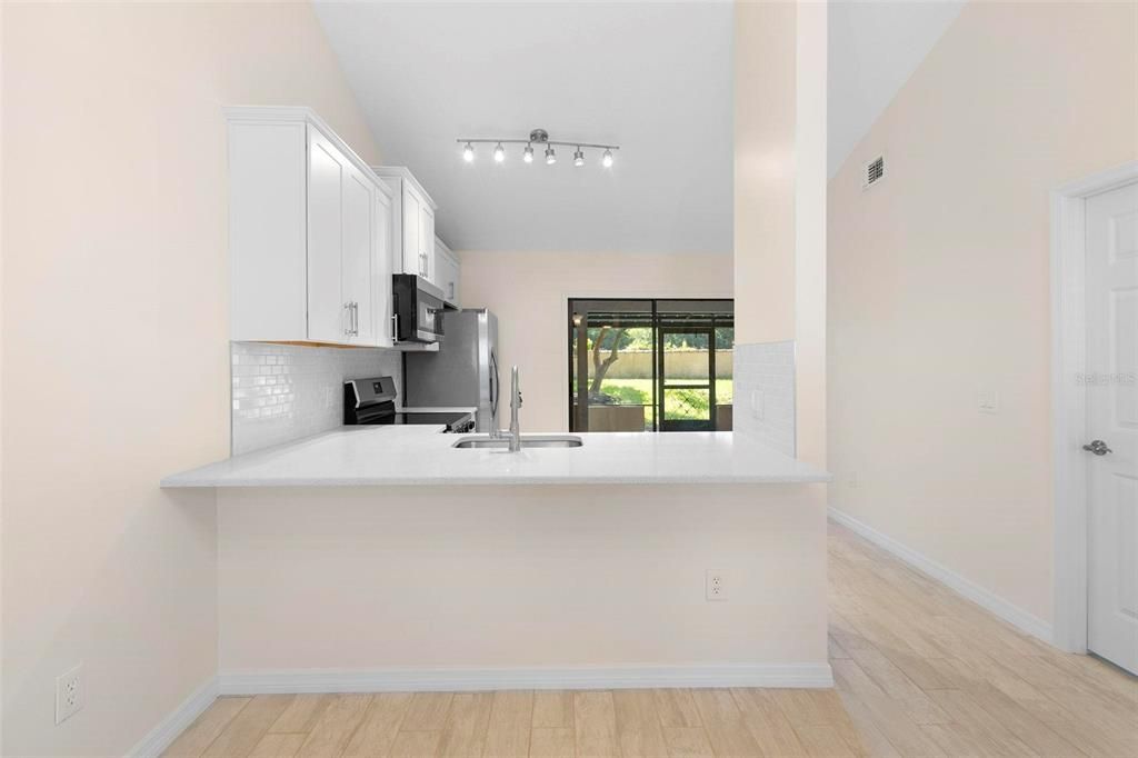 For Sale: $205,000 (2 beds, 2 baths, 992 Square Feet)