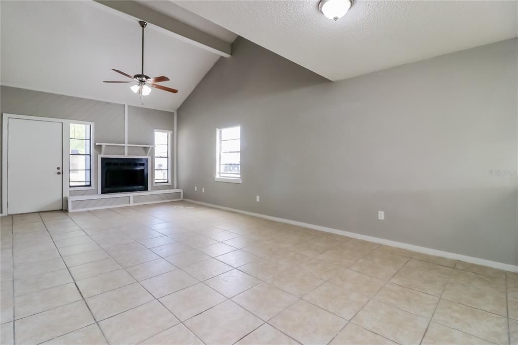 出租: $1,600 (2 贝兹, 2 浴室, 1904 平方英尺)