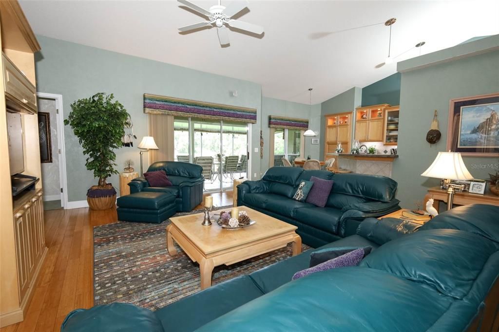 待售: $568,000 (4 贝兹, 3 浴室, 2217 平方英尺)