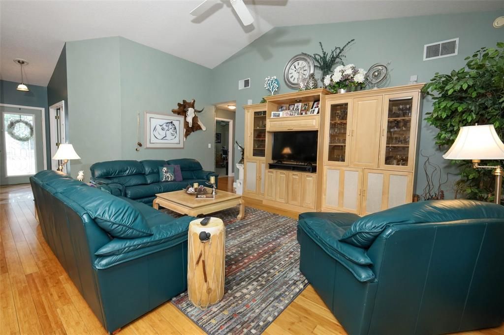 待售: $568,000 (4 贝兹, 3 浴室, 2217 平方英尺)