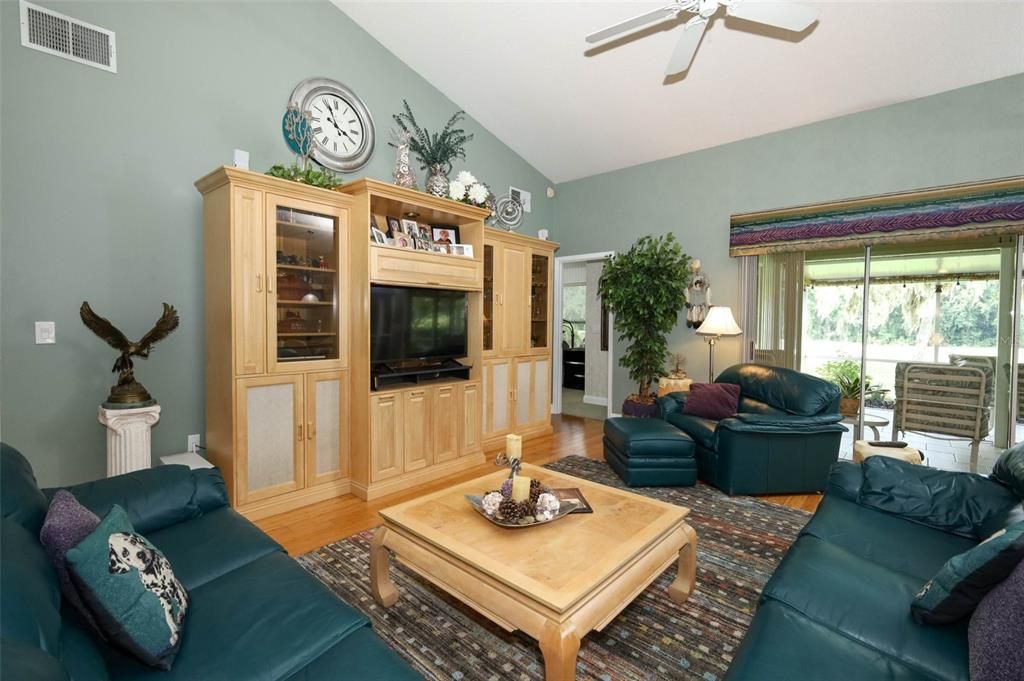 待售: $568,000 (4 贝兹, 3 浴室, 2217 平方英尺)