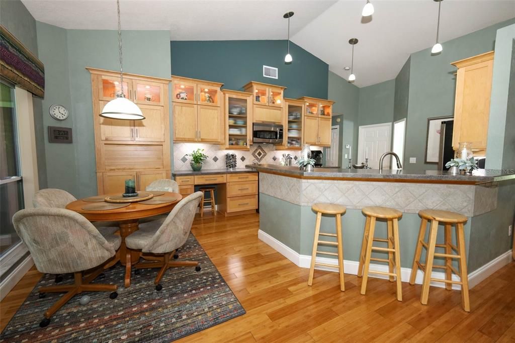 待售: $568,000 (4 贝兹, 3 浴室, 2217 平方英尺)