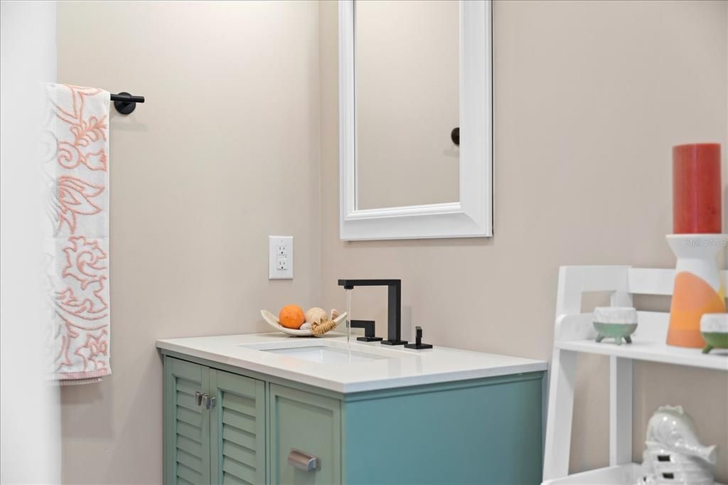 合同活跃: $159,000 (1 贝兹, 1 浴室, 403 平方英尺)