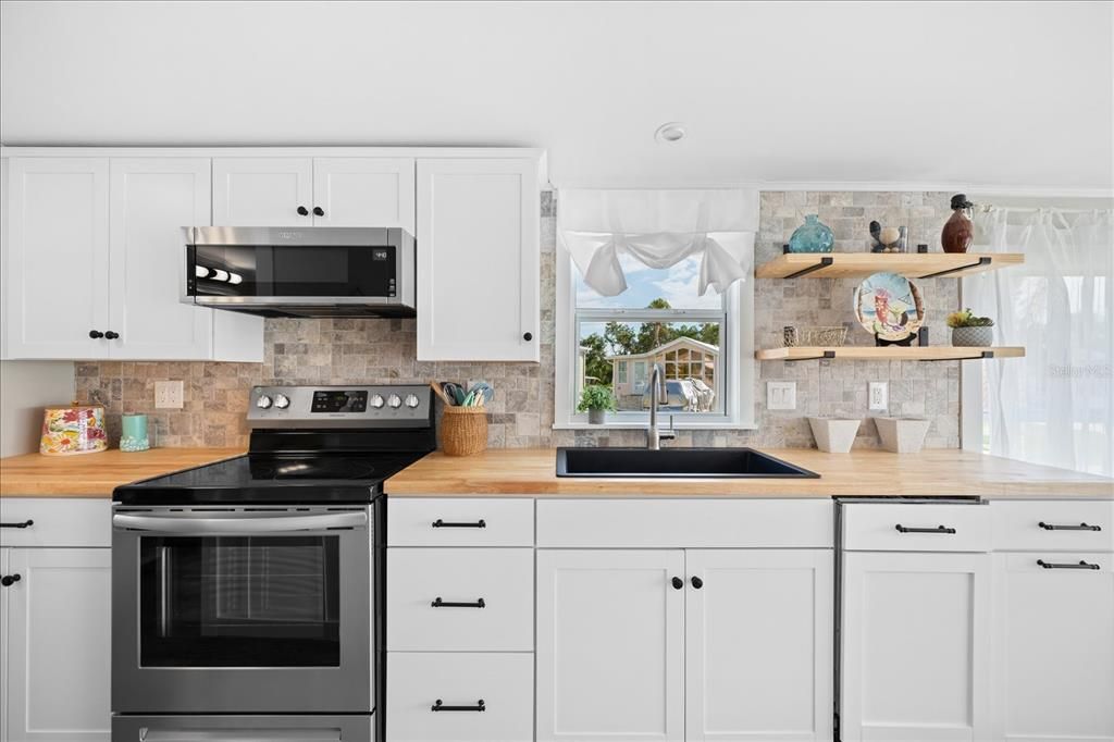 合同活跃: $159,000 (1 贝兹, 1 浴室, 403 平方英尺)