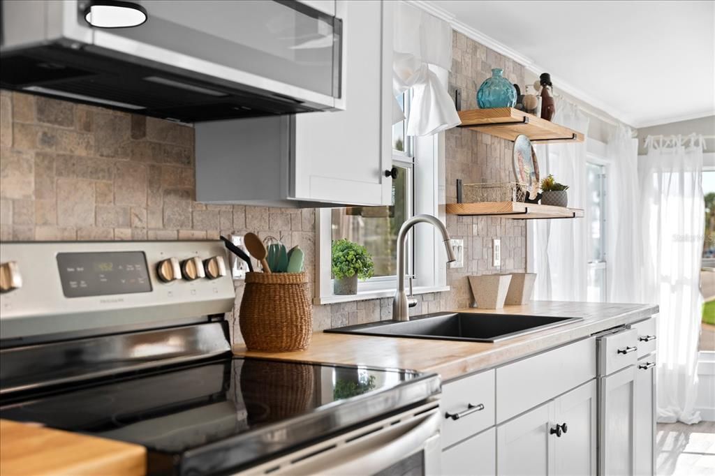 合同活跃: $159,000 (1 贝兹, 1 浴室, 403 平方英尺)