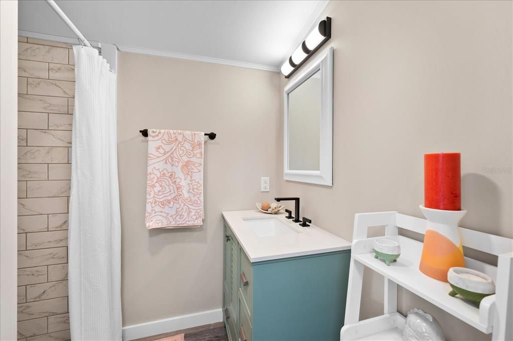 合同活跃: $159,000 (1 贝兹, 1 浴室, 403 平方英尺)