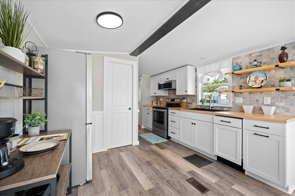 合同活跃: $159,000 (1 贝兹, 1 浴室, 403 平方英尺)