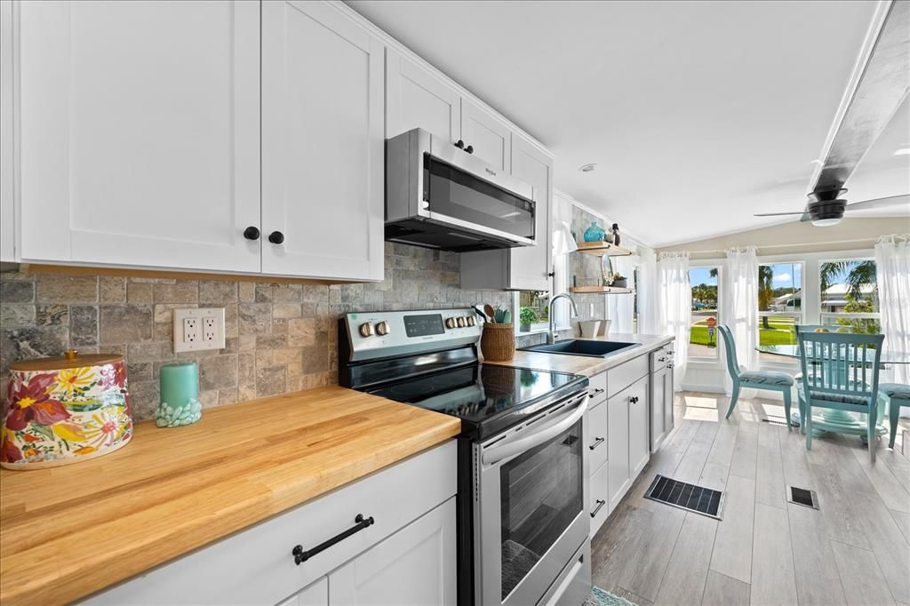 合同活跃: $159,000 (1 贝兹, 1 浴室, 403 平方英尺)