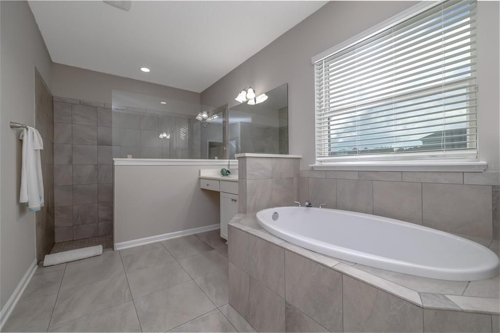 На продажу: $625,000 (4 спален, 4 ванн, 3338 Квадратных фут)