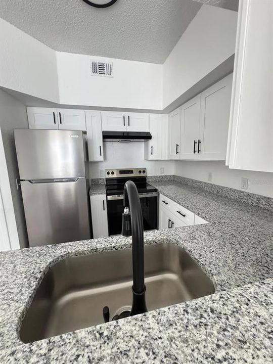 Под контрактом: $195,000 (1 спален, 1 ванн, 625 Квадратных фут)