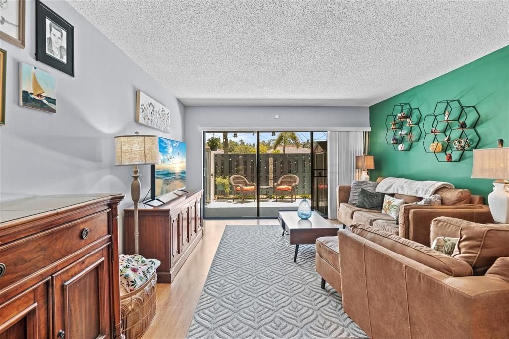 На продажу: $247,000 (2 спален, 2 ванн, 1400 Квадратных фут)