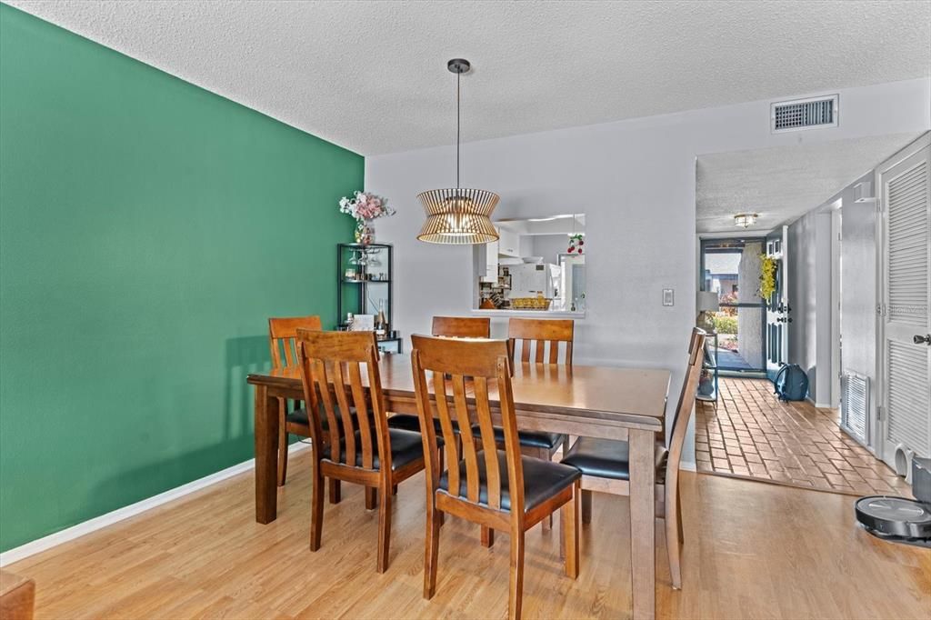 На продажу: $247,000 (2 спален, 2 ванн, 1400 Квадратных фут)