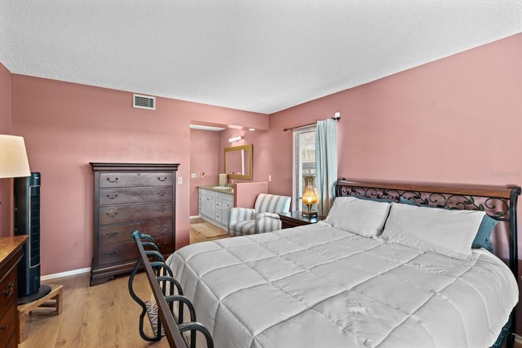 На продажу: $247,000 (2 спален, 2 ванн, 1400 Квадратных фут)