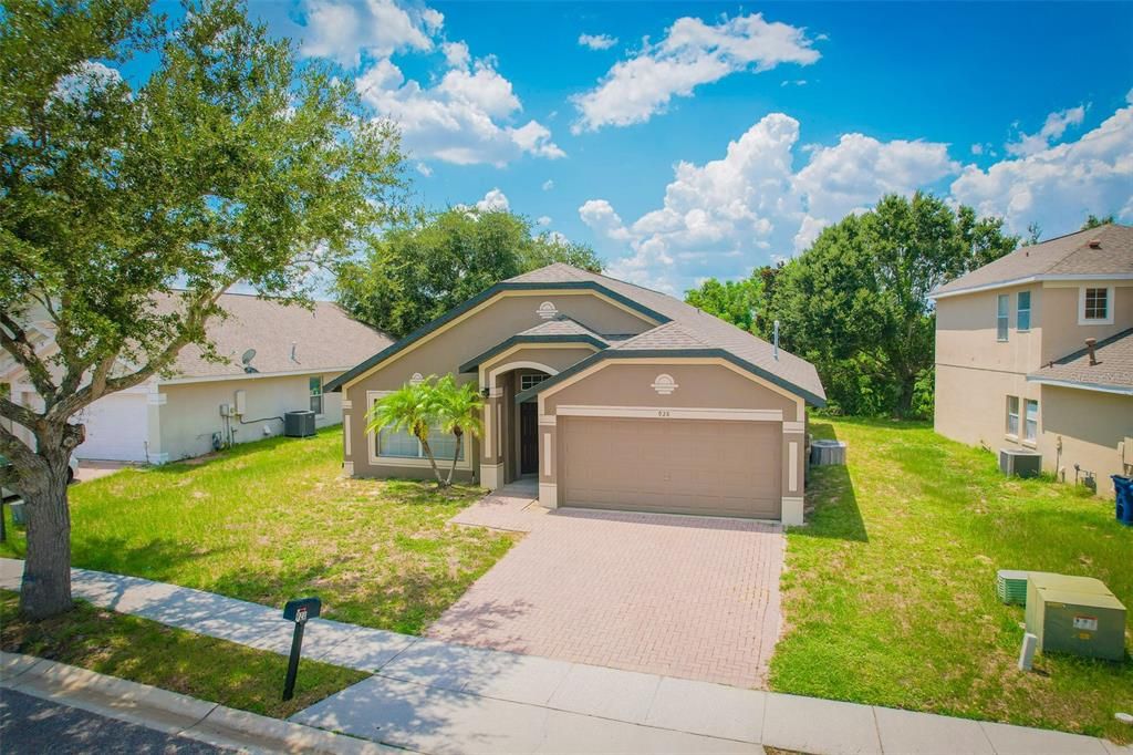 Active With Contract: $279,900 (4 beds, 2 baths, 1933 Square Feet)