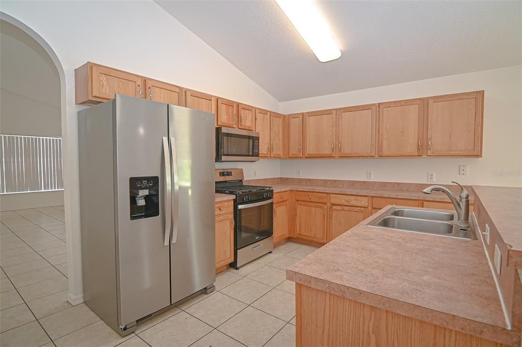 Active With Contract: $279,900 (4 beds, 2 baths, 1933 Square Feet)