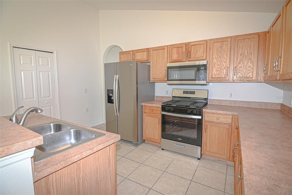 Active With Contract: $279,900 (4 beds, 2 baths, 1933 Square Feet)