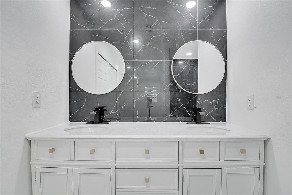 Под контрактом: $555,000 (5 спален, 3 ванн, 2441 Квадратных фут)