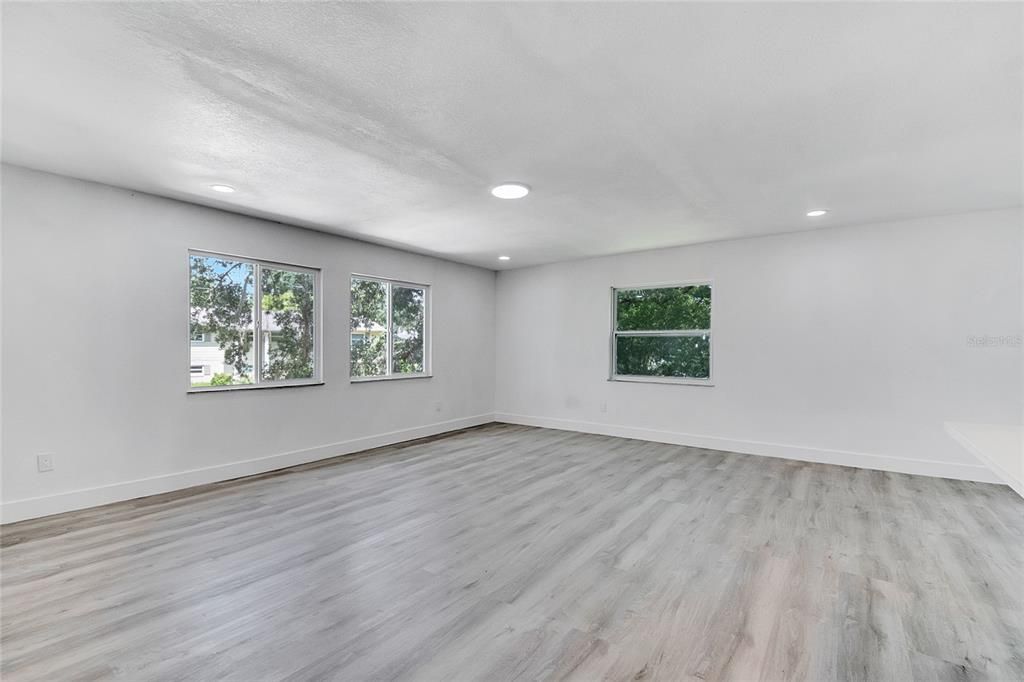 Под контрактом: $555,000 (5 спален, 3 ванн, 2441 Квадратных фут)