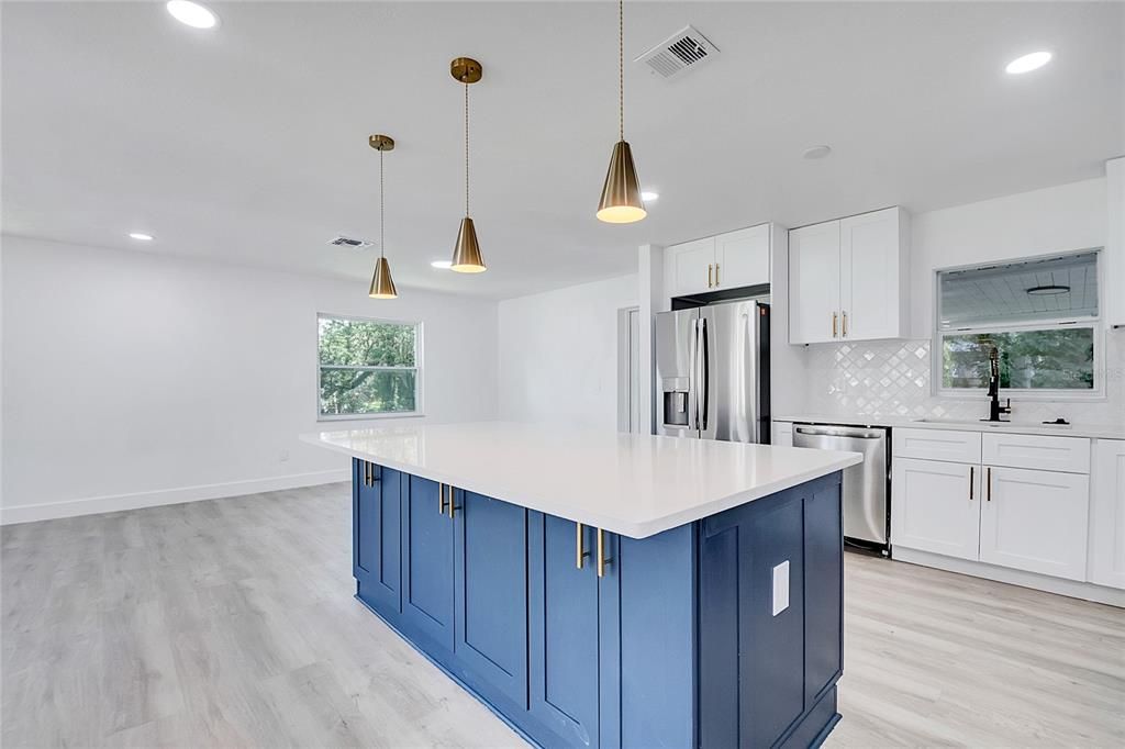 Под контрактом: $555,000 (5 спален, 3 ванн, 2441 Квадратных фут)