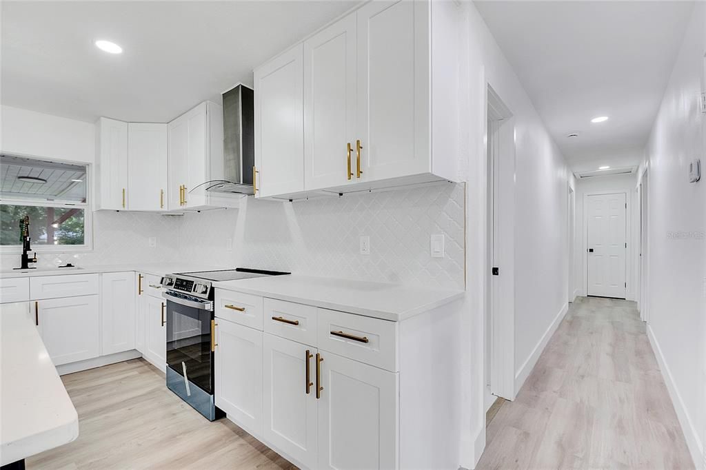 Под контрактом: $555,000 (5 спален, 3 ванн, 2441 Квадратных фут)