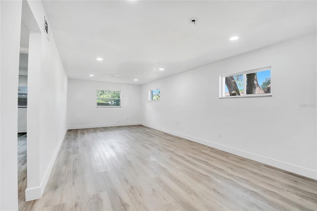 Под контрактом: $555,000 (5 спален, 3 ванн, 2441 Квадратных фут)