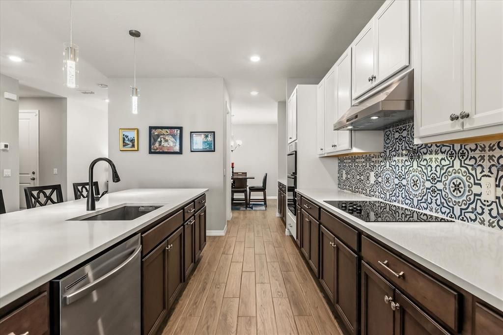 На продажу: $785,000 (5 спален, 4 ванн, 3919 Квадратных фут)