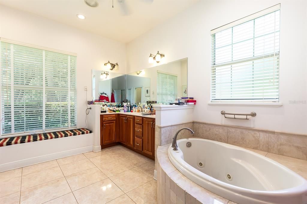 待售: $975,000 (4 贝兹, 3 浴室, 4291 平方英尺)