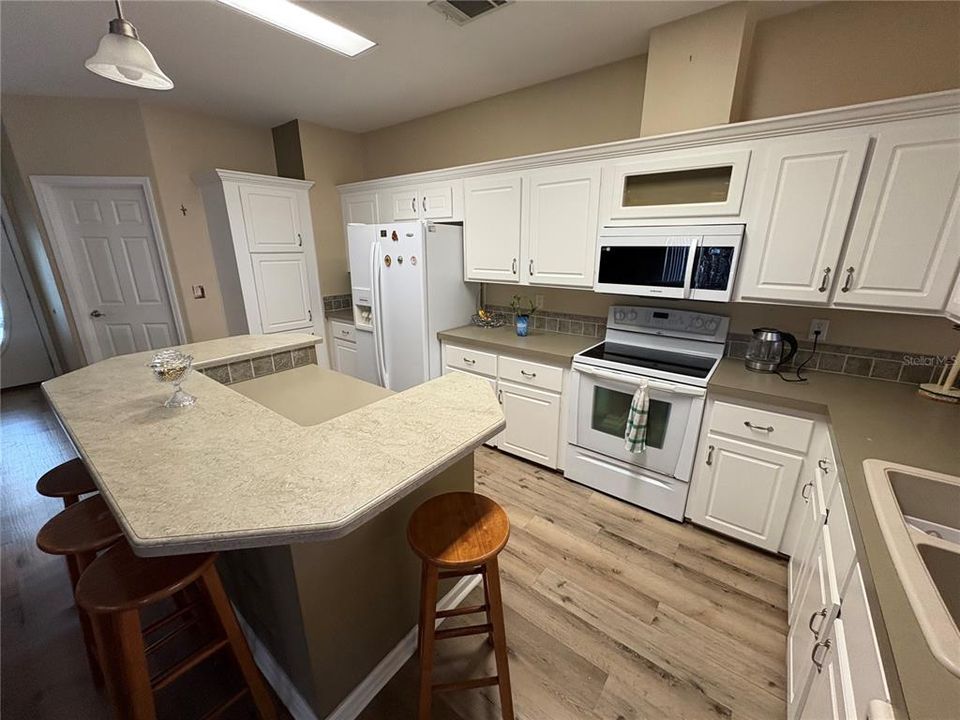 Active With Contract: $275,000 (3 beds, 2 baths, 1786 Square Feet)