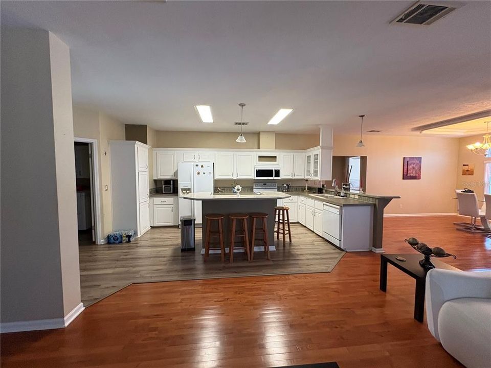 Active With Contract: $275,000 (3 beds, 2 baths, 1786 Square Feet)