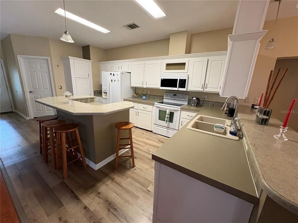 Active With Contract: $275,000 (3 beds, 2 baths, 1786 Square Feet)