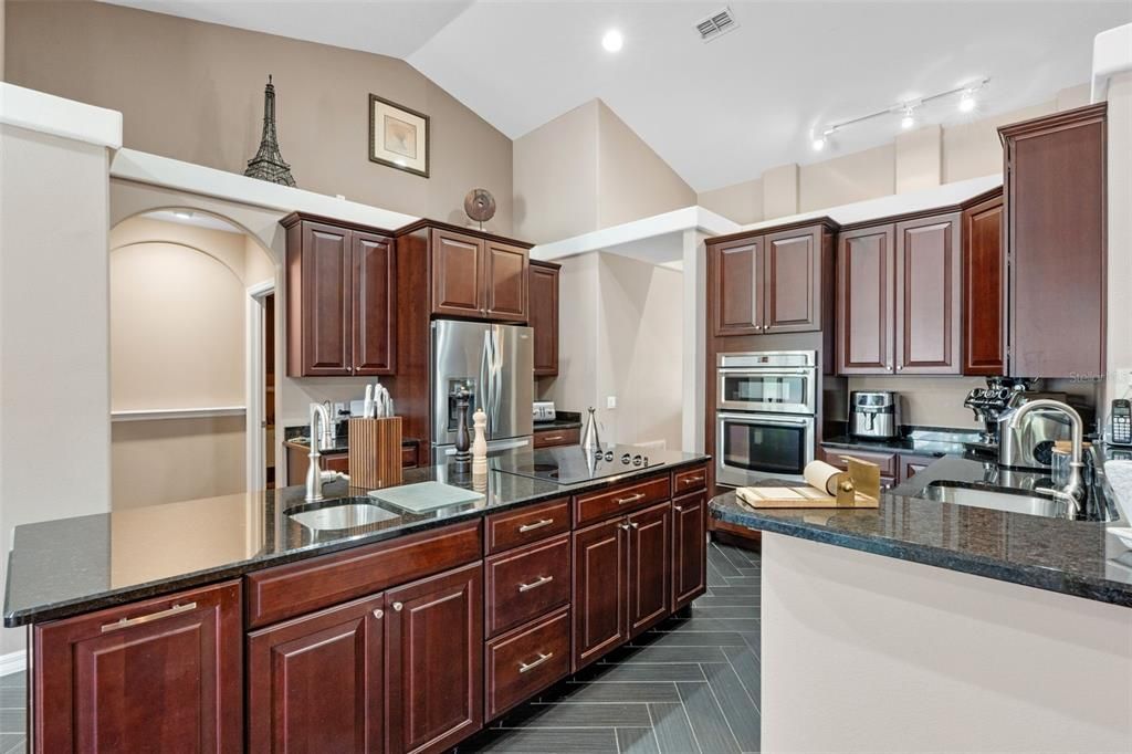 На продажу: $749,000 (5 спален, 3 ванн, 3764 Квадратных фут)