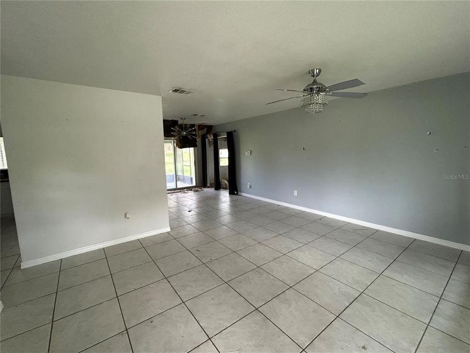 合同活跃: $175,000 (3 贝兹, 2 浴室, 1320 平方英尺)