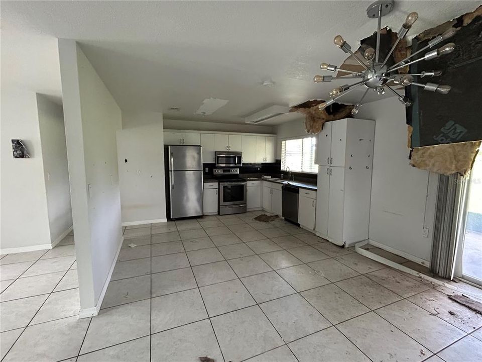 合同活跃: $175,000 (3 贝兹, 2 浴室, 1320 平方英尺)