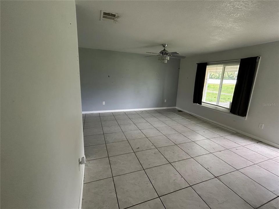 合同活跃: $175,000 (3 贝兹, 2 浴室, 1320 平方英尺)