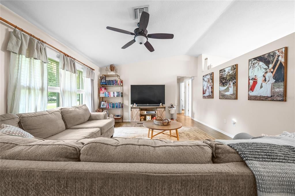 For Sale: $229,999 (3 beds, 2 baths, 1158 Square Feet)