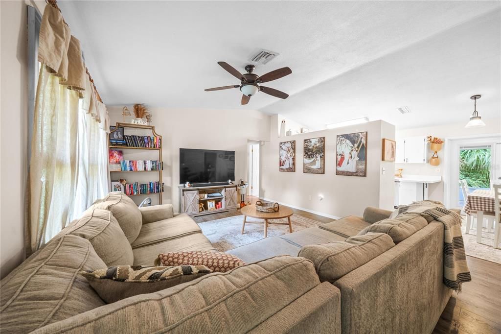 For Sale: $229,999 (3 beds, 2 baths, 1158 Square Feet)