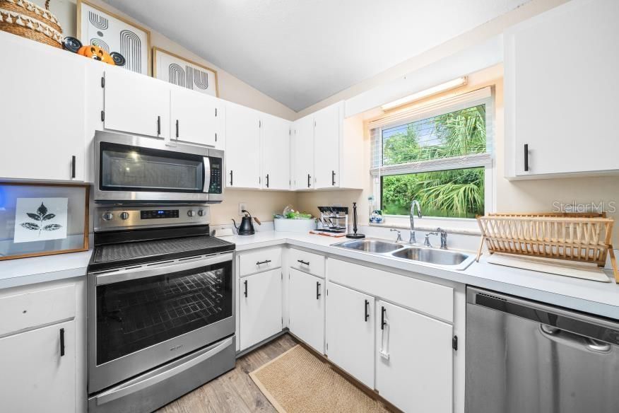 For Sale: $229,999 (3 beds, 2 baths, 1158 Square Feet)