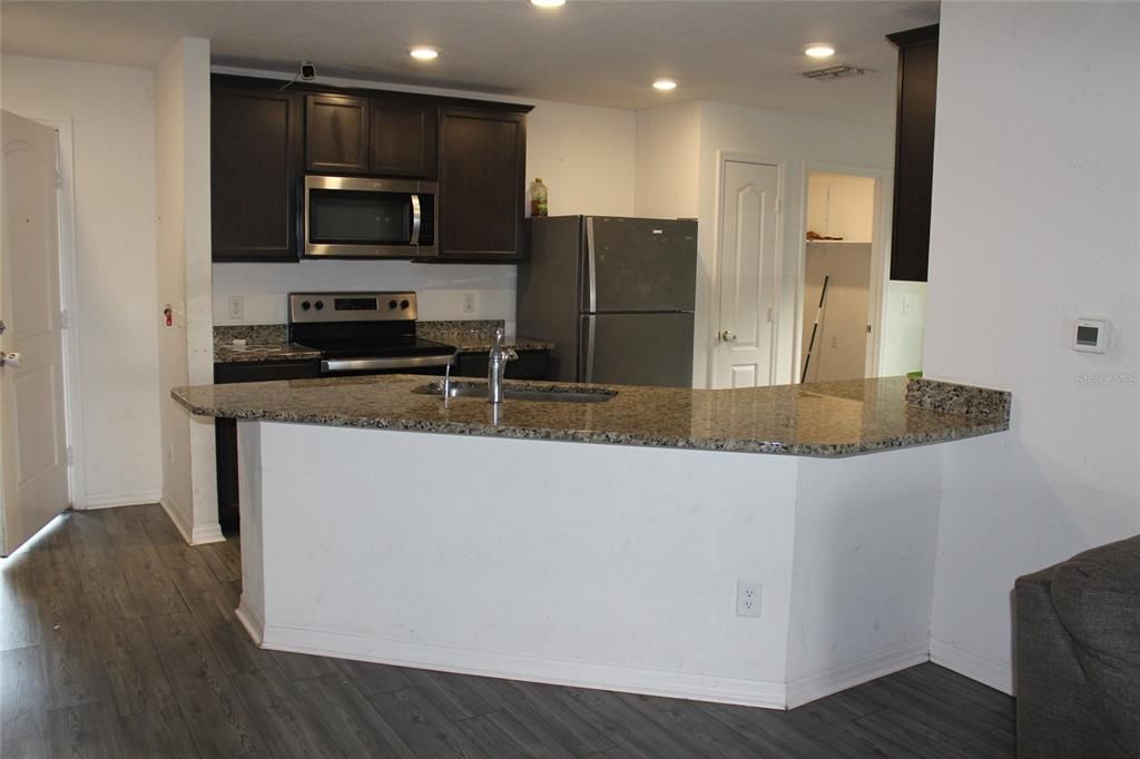 合同活跃: $200,000 (3 贝兹, 2 浴室, 1563 平方英尺)