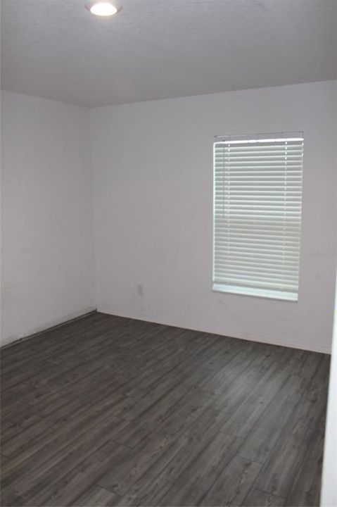 合同活跃: $200,000 (3 贝兹, 2 浴室, 1563 平方英尺)