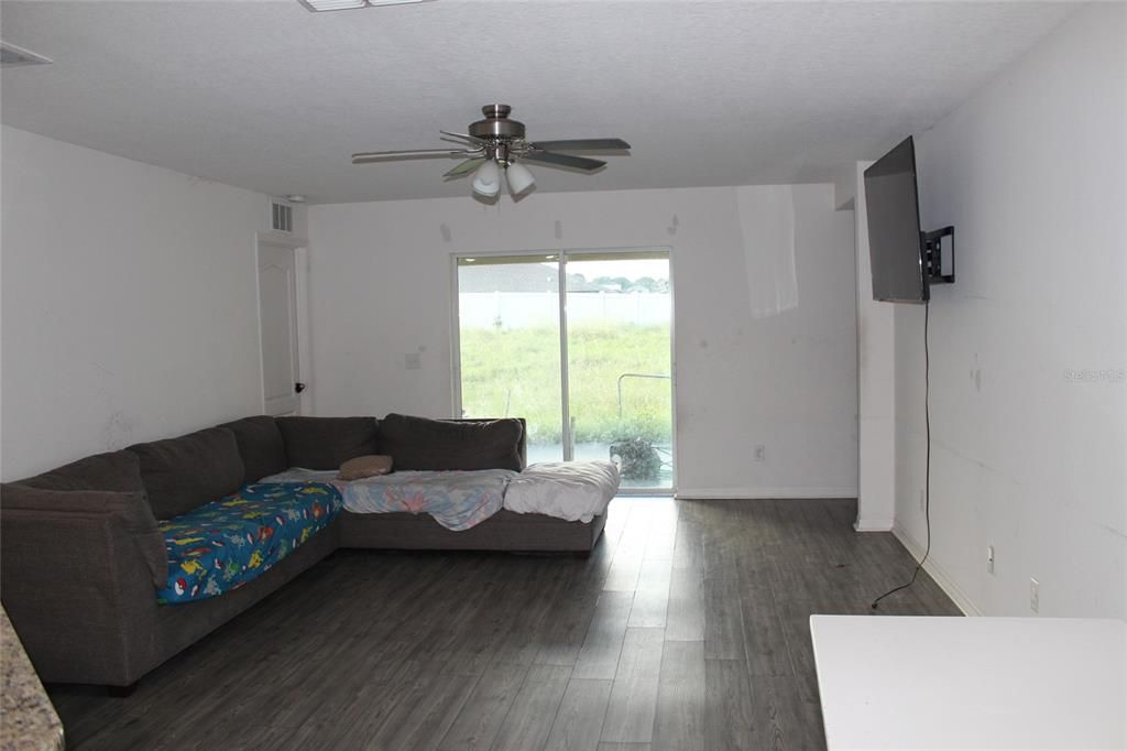 合同活跃: $200,000 (3 贝兹, 2 浴室, 1563 平方英尺)