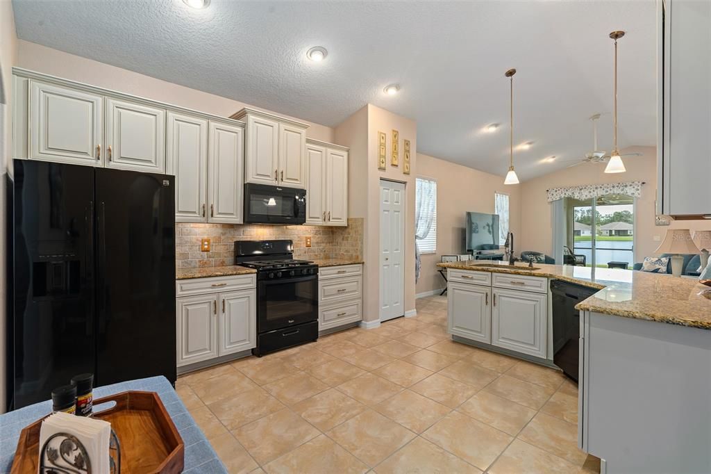 Activo con contrato: $409,900 (3 camas, 2 baños, 2092 Pies cuadrados)