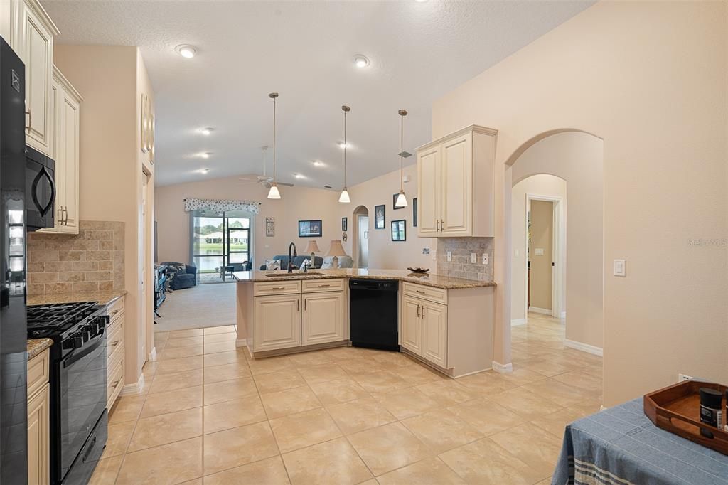 Activo con contrato: $409,900 (3 camas, 2 baños, 2092 Pies cuadrados)