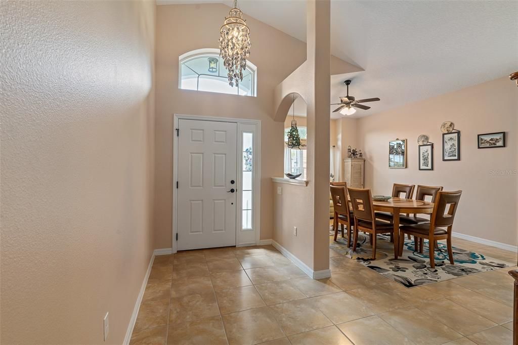 Activo con contrato: $409,900 (3 camas, 2 baños, 2092 Pies cuadrados)