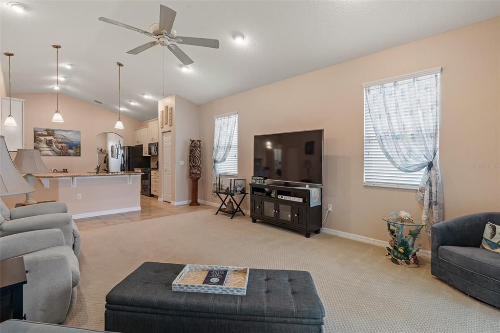 Activo con contrato: $409,900 (3 camas, 2 baños, 2092 Pies cuadrados)