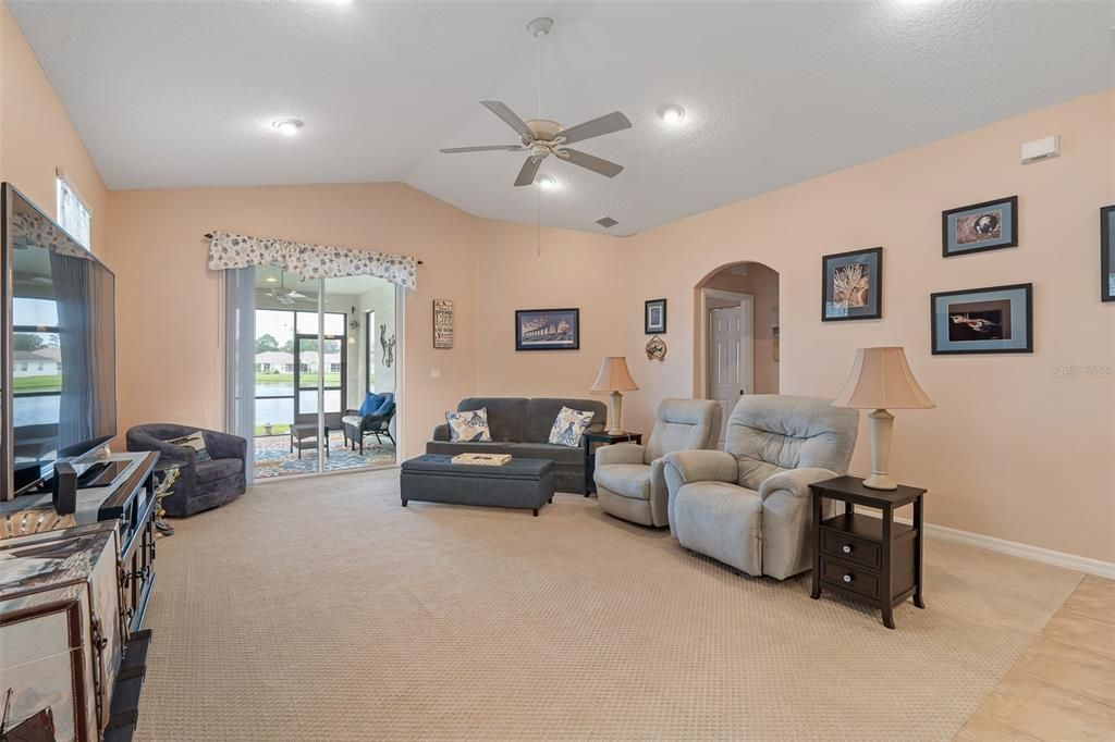 Activo con contrato: $409,900 (3 camas, 2 baños, 2092 Pies cuadrados)