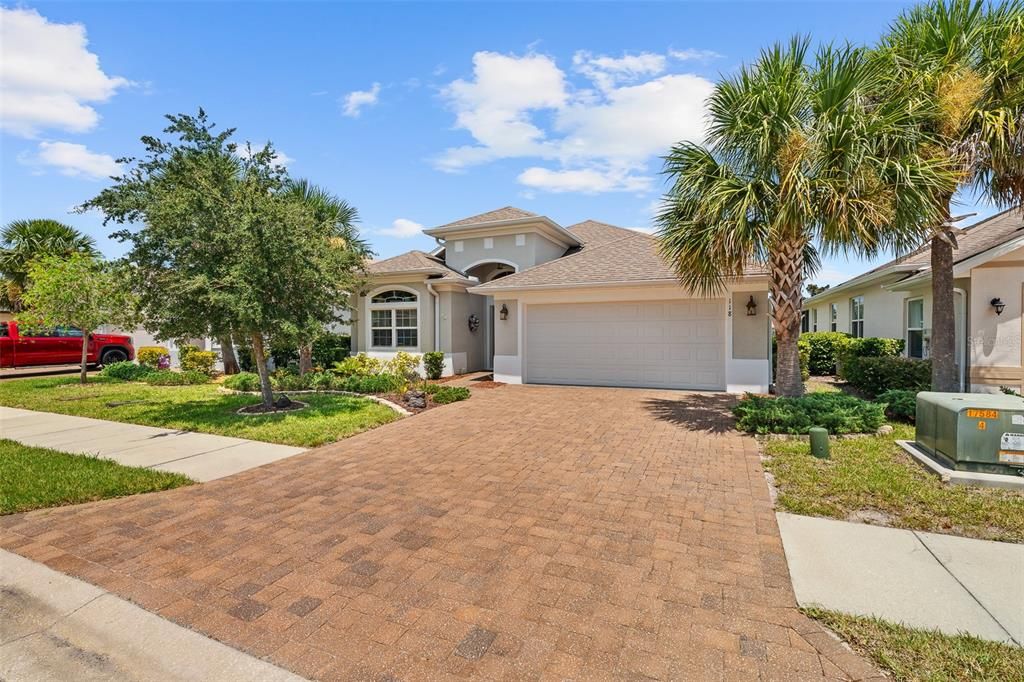 Activo con contrato: $409,900 (3 camas, 2 baños, 2092 Pies cuadrados)