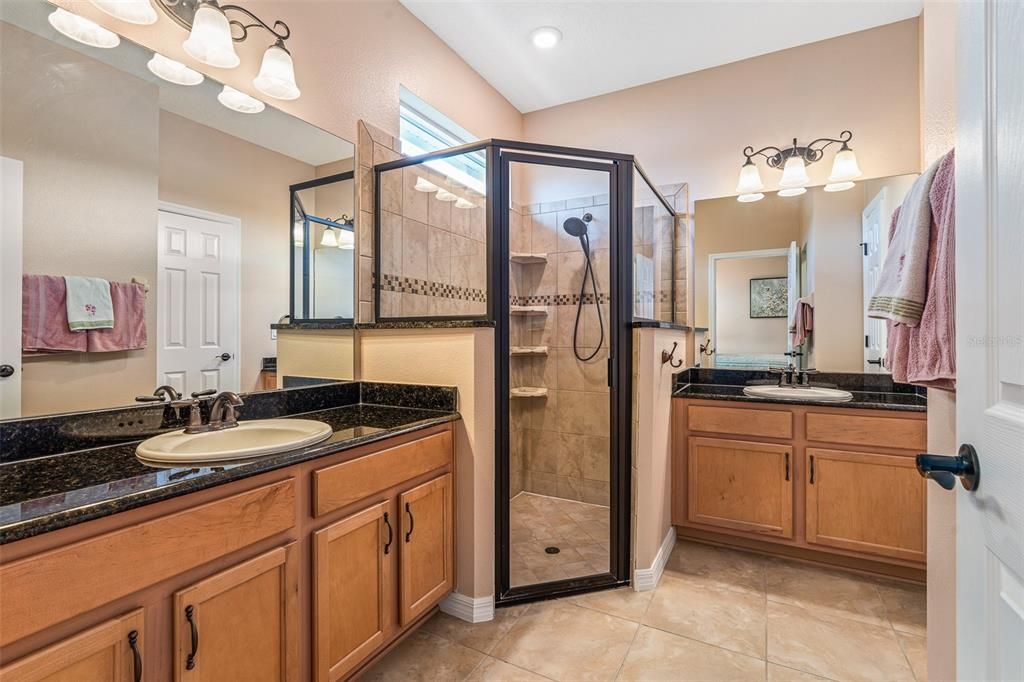 Activo con contrato: $409,900 (3 camas, 2 baños, 2092 Pies cuadrados)