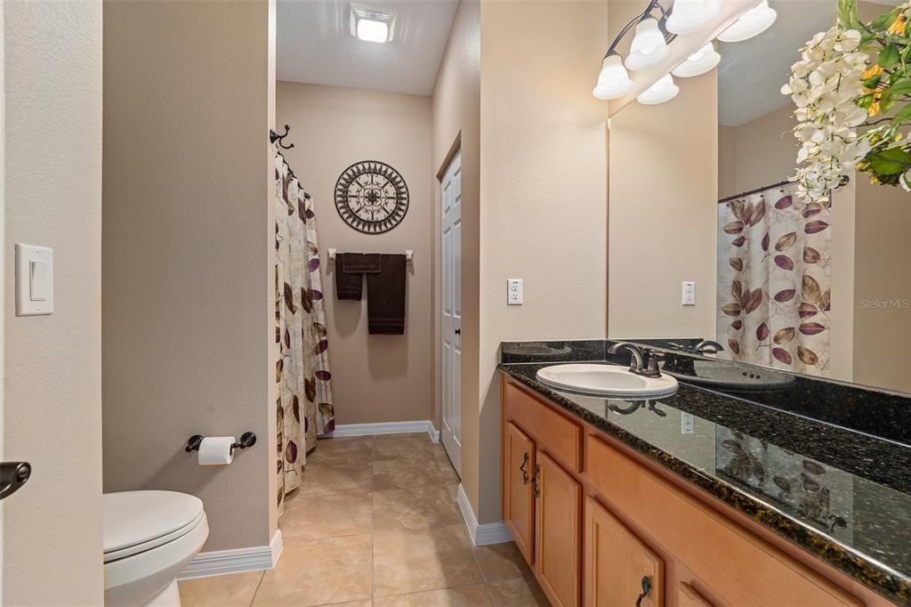 Activo con contrato: $409,900 (3 camas, 2 baños, 2092 Pies cuadrados)