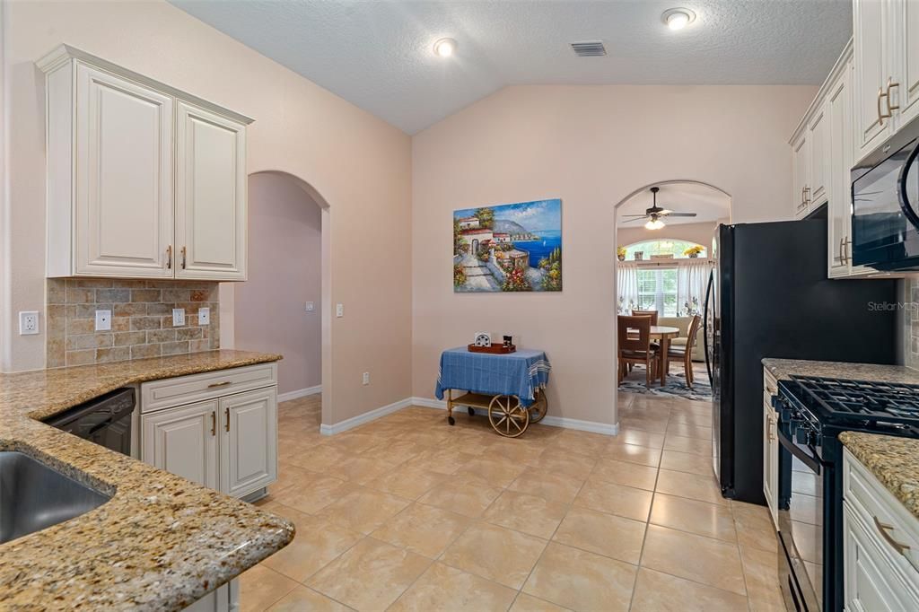 Activo con contrato: $409,900 (3 camas, 2 baños, 2092 Pies cuadrados)